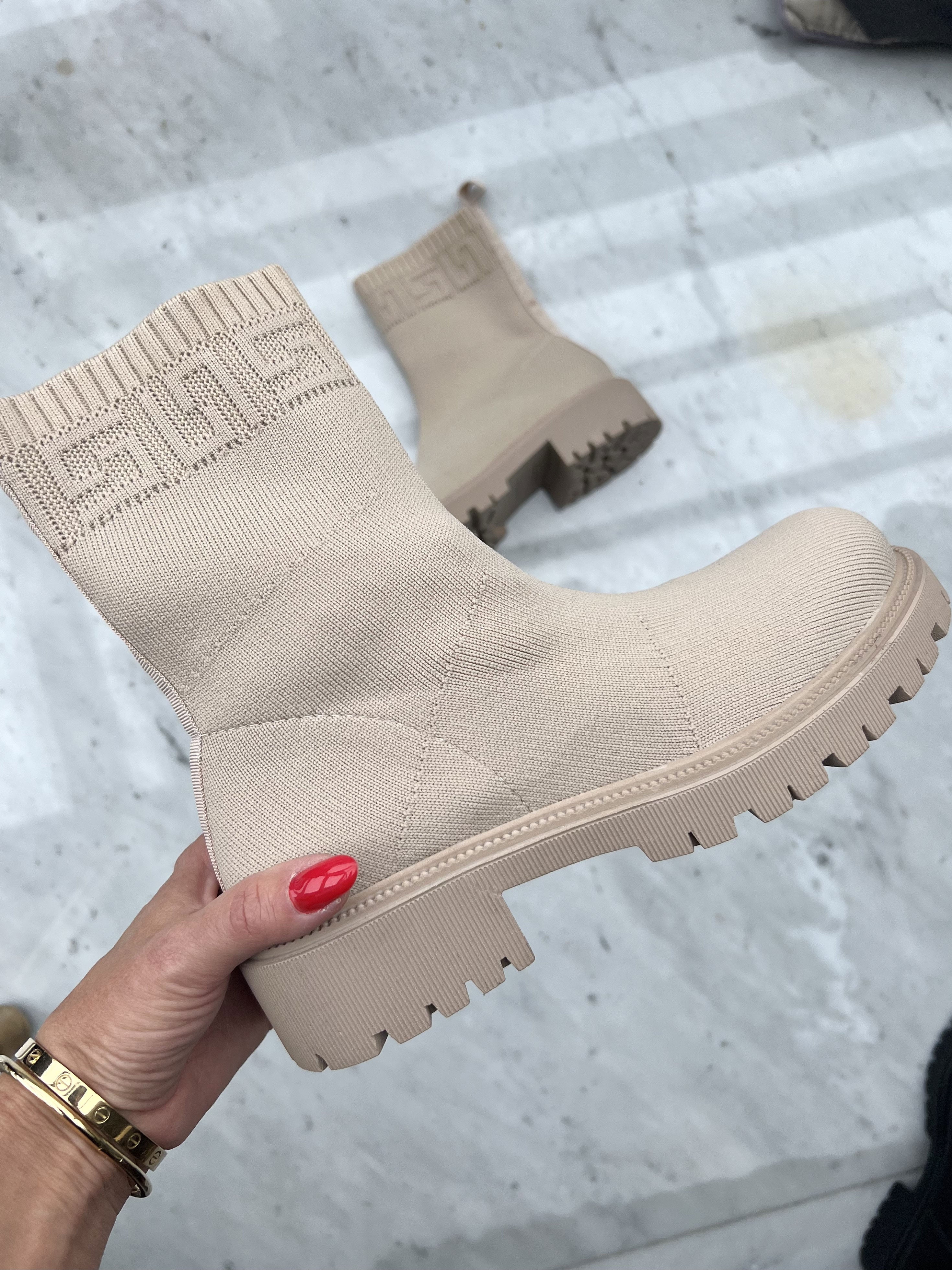 Lola - Strumpstövlar med grov sula - Black